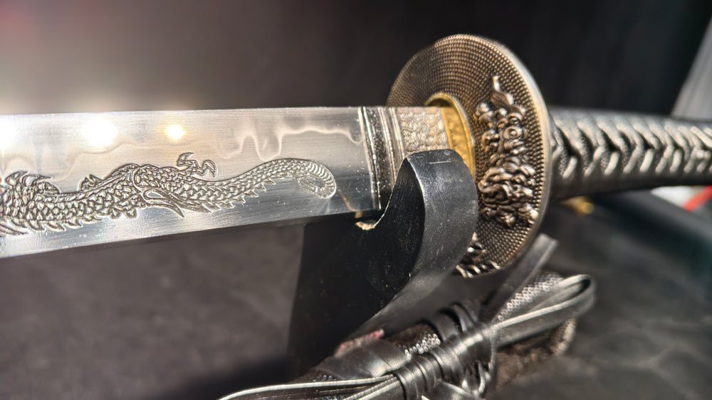 T10 (covering the soil and burning the blade to form wavy patterns) Carved dragon pattern,katana