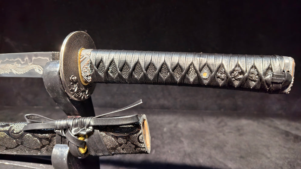 T10 (covering the soil and burning the blade to form wavy patterns) Carved dragon pattern,katana