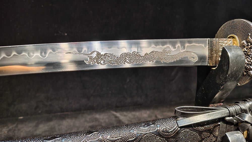 T10 (covering the soil and burning the blade to form wavy patterns) Carved dragon pattern,katana