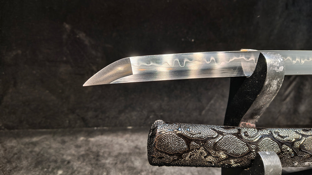T10 (covering the soil and burning the blade to form wavy patterns) Carved dragon pattern,katana