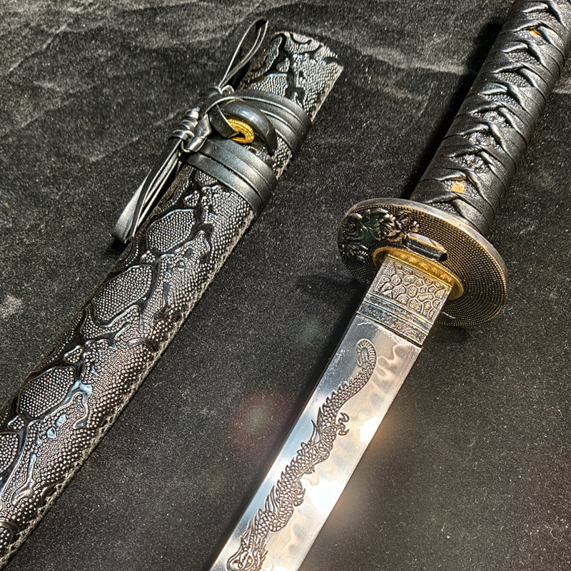 T10 (covering the soil and burning the blade to form wavy patterns) Carved dragon pattern,katana