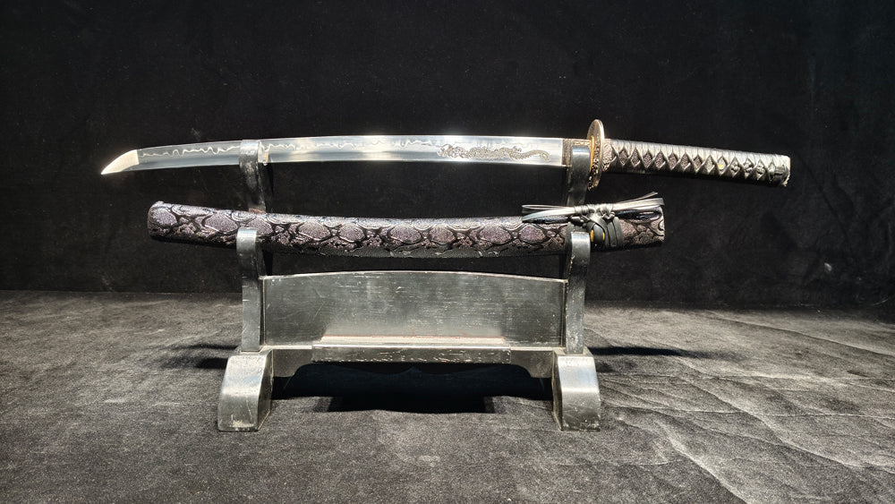 T10 (covering the soil and burning the blade to form wavy patterns) Carved dragon pattern,katana