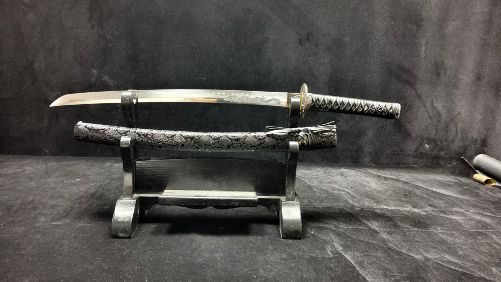 T10 (covering the soil and burning the blade to form wavy patterns) Carved dragon pattern,katana