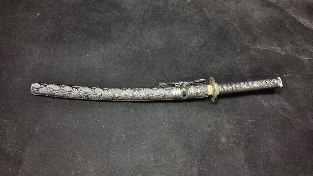 T10 (covering the soil and burning the blade to form wavy patterns) Carved dragon pattern,katana