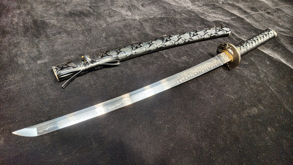 T10 (covering the soil and burning the blade to form wavy patterns) Carved dragon pattern,katana
