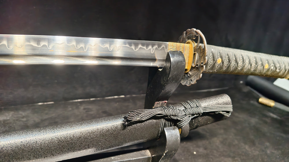 (T10 covers the soil and burns the blade to form ripples)katana