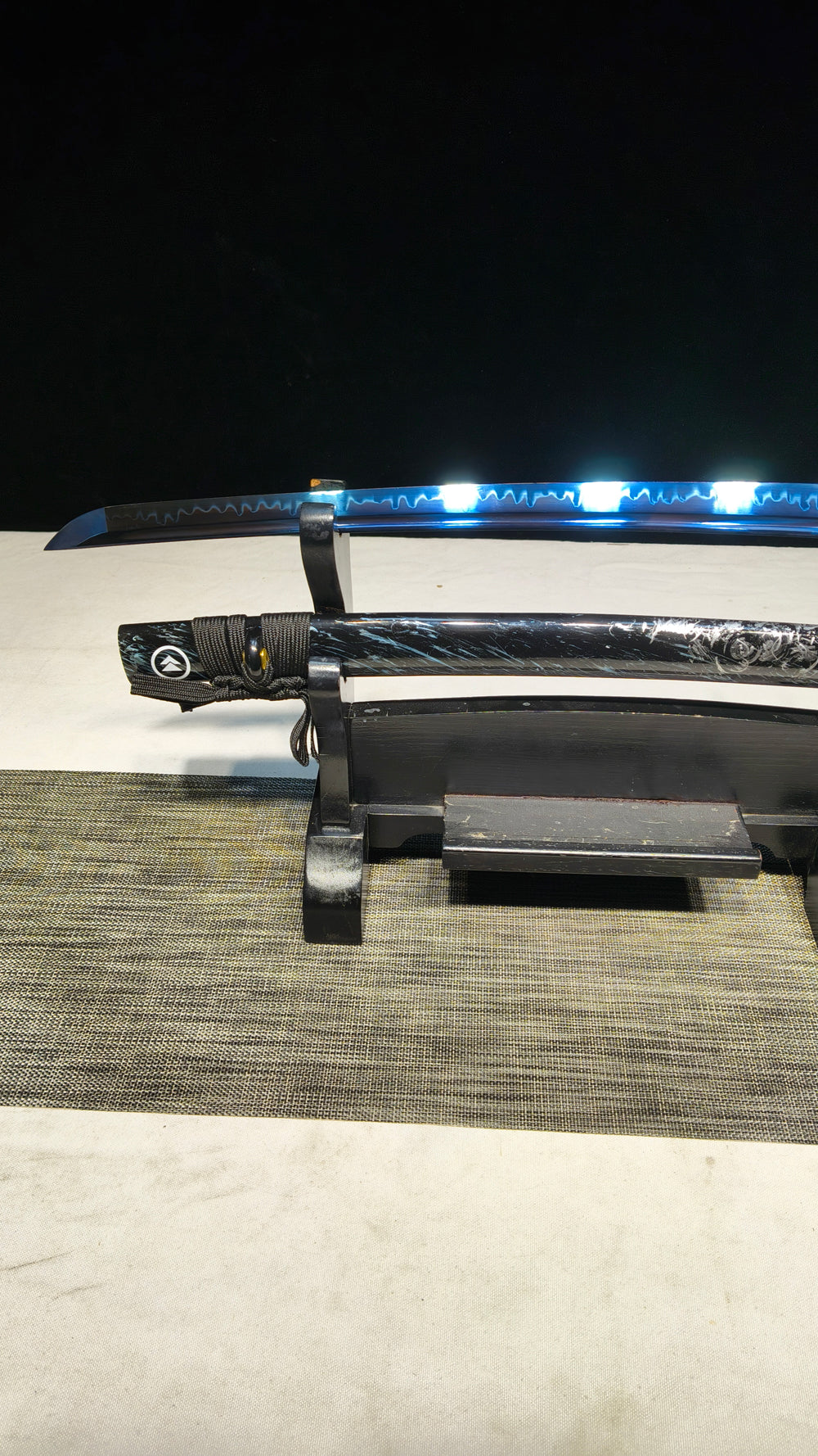 Burning Blade，t10（Flame-burning blade covered in clay, flame-reactive, quenched blue blade.）katana ,short knife