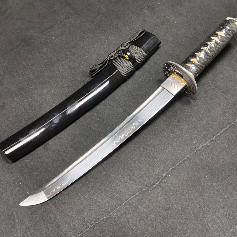 dark（T10 covers the soil and burns the blade）katana，short knife