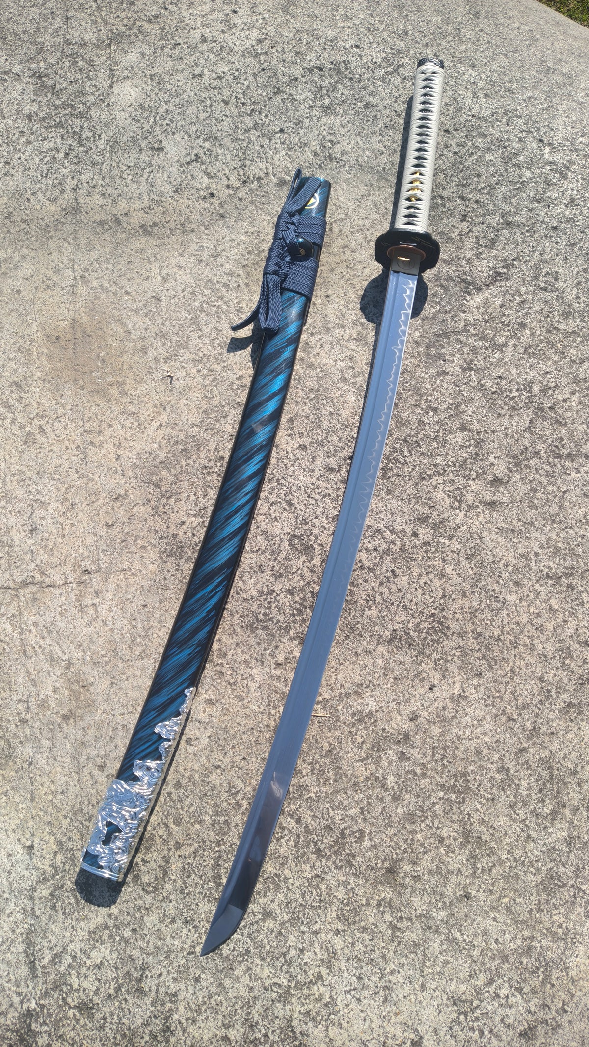 Ghost of Tsushima Long Katana, Full Tang Construction, Hand Forged T10 Steel Clay Tempered Blade, Sharp Edge, Hand Polished For Enhanced Sharpness, Alloy Fittings, Solid Wood Scabbard With Real Ray Skin Handle, Collectible Replica Samurai Sword