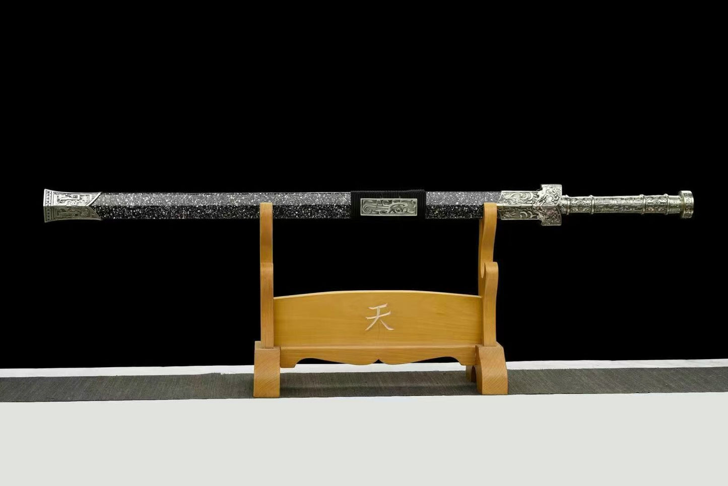 A replica Han dynasty sword with a white copper and seashell sheath.白铜贝壳大汉剑