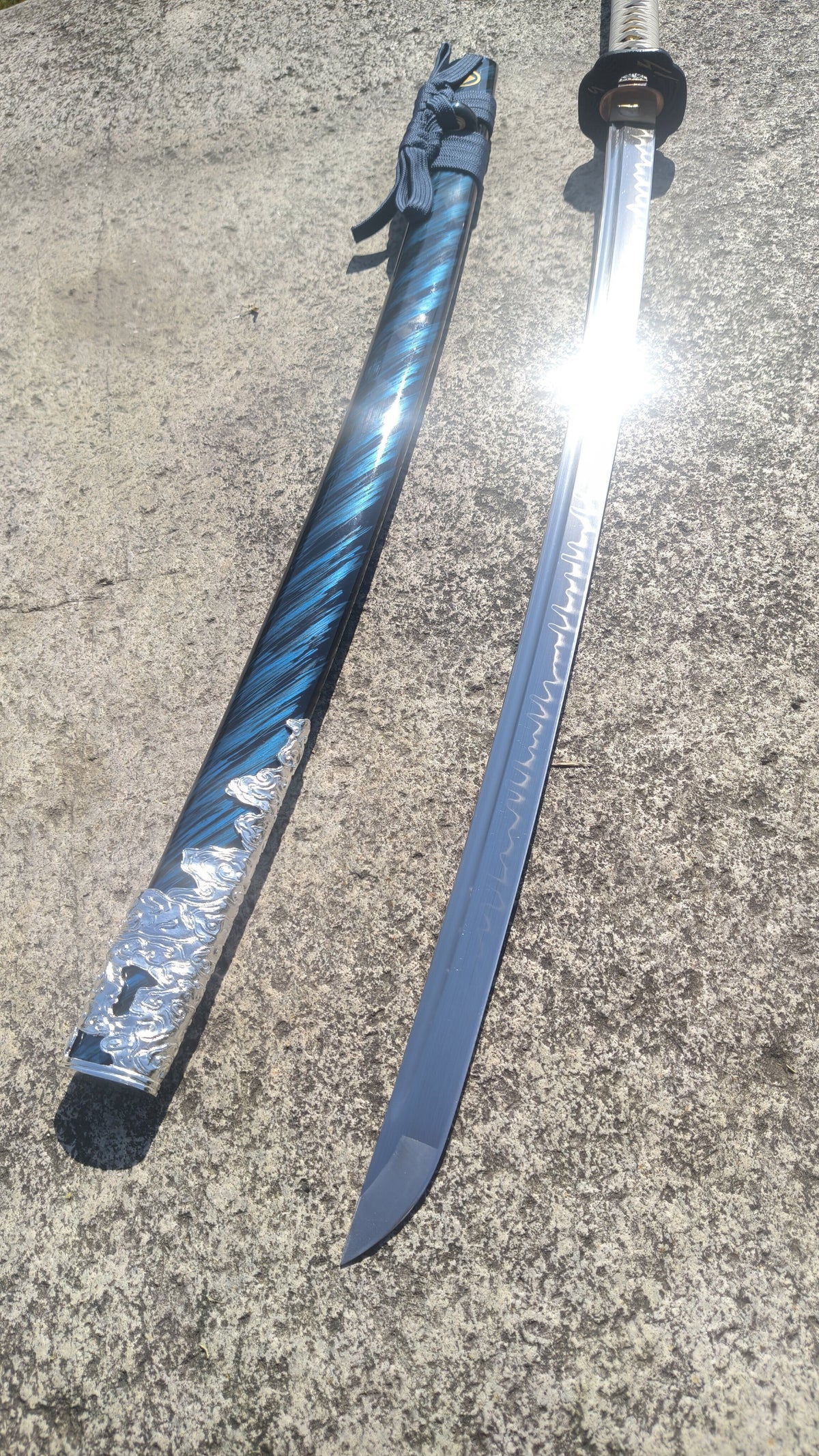 Ghost of Tsushima Long Katana, Full Tang Construction, Hand Forged T10 Steel Clay Tempered Blade, Sharp Edge, Hand Polished For Enhanced Sharpness, Alloy Fittings, Solid Wood Scabbard With Real Ray Skin Handle, Collectible Replica Samurai Sword