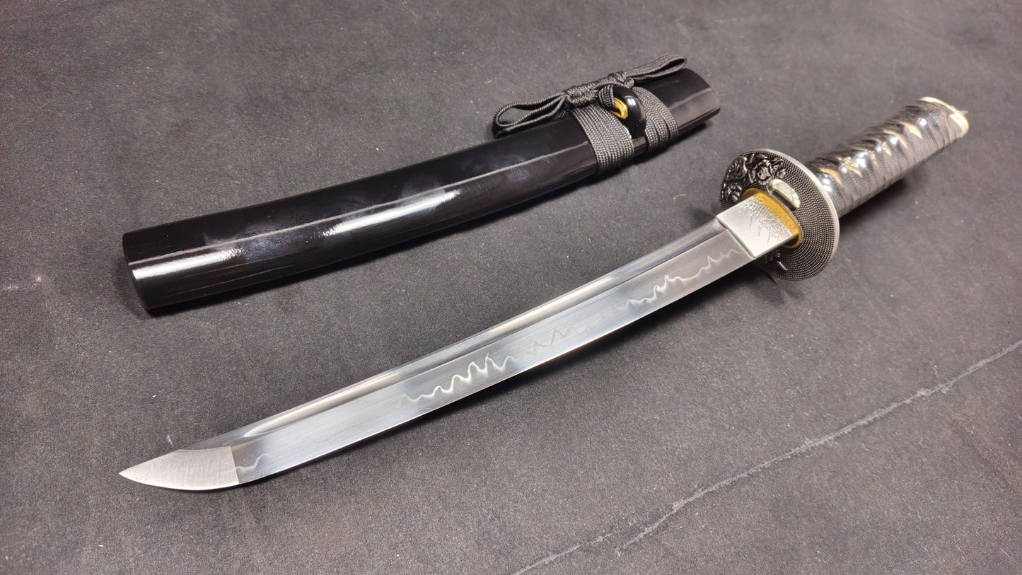 dark（T10 covers the soil and burns the blade）katana，short knife