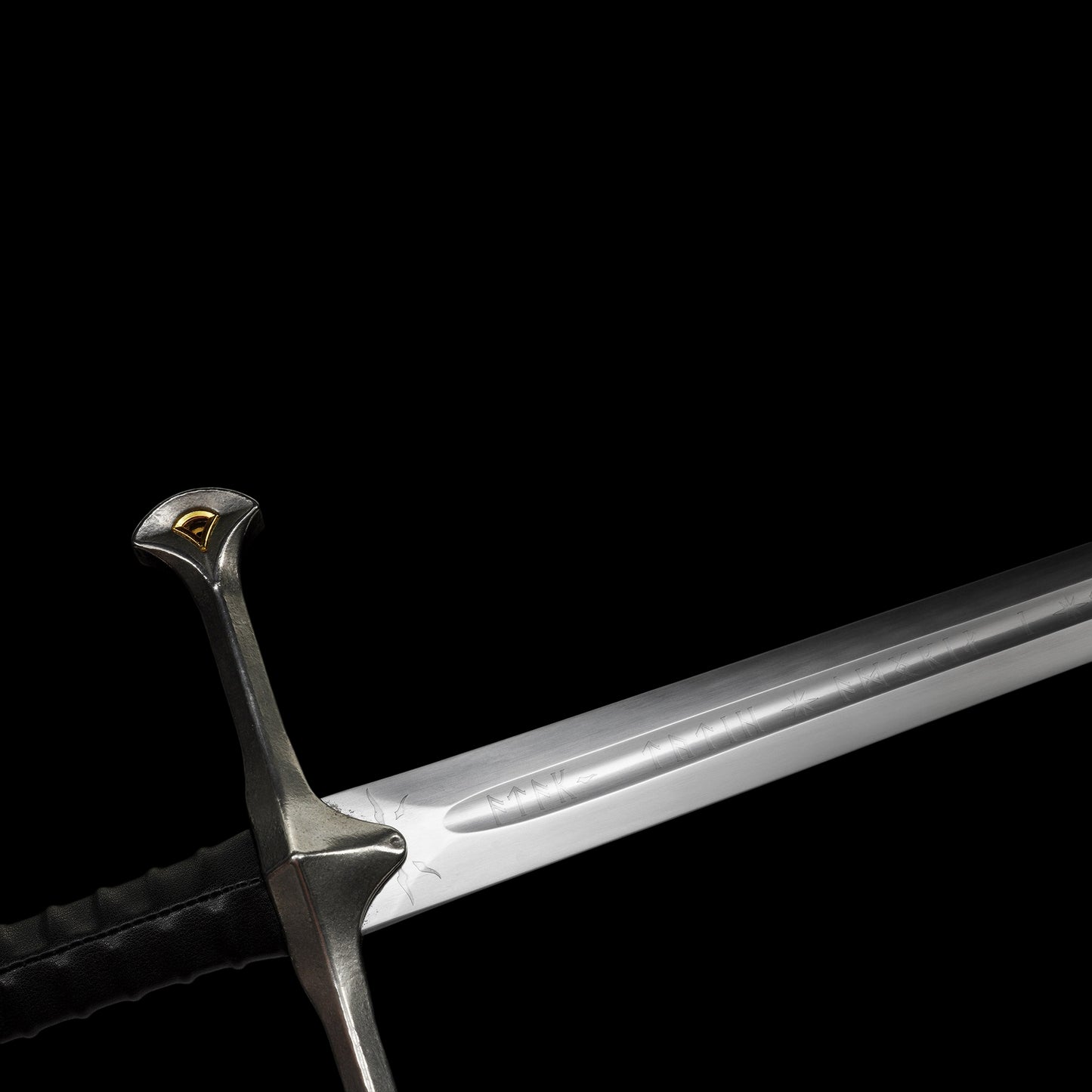 One-piece keel 60Si2Mn steel forged sharp sword replica of Aragorn's Narsil from Lord of the Rings.
