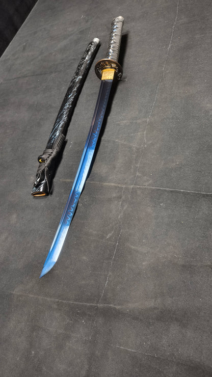 Burning Blade，t10（Flame-burning blade covered in clay, flame-reactive, quenched blue blade.）katana ,short knife