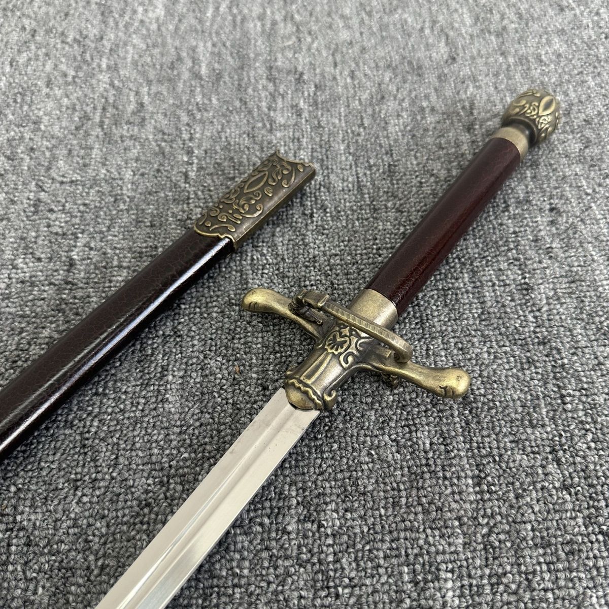 Sewing Needle (Stainless Steel) Blunt blade; unsharpened.