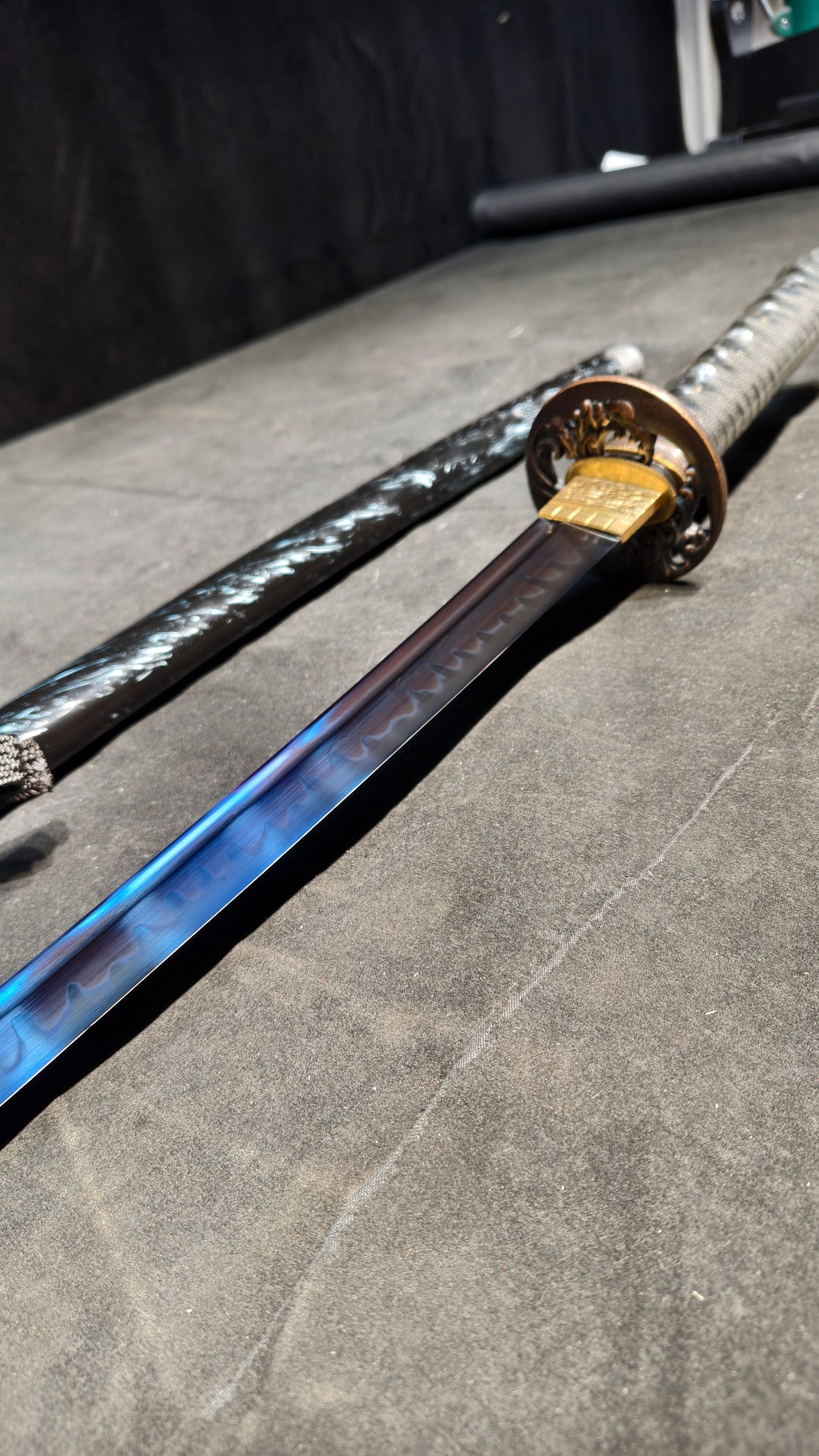 Burning Blade，t10（Flame-burning blade covered in clay, flame-reactive, quenched blue blade.）katana ,short knife