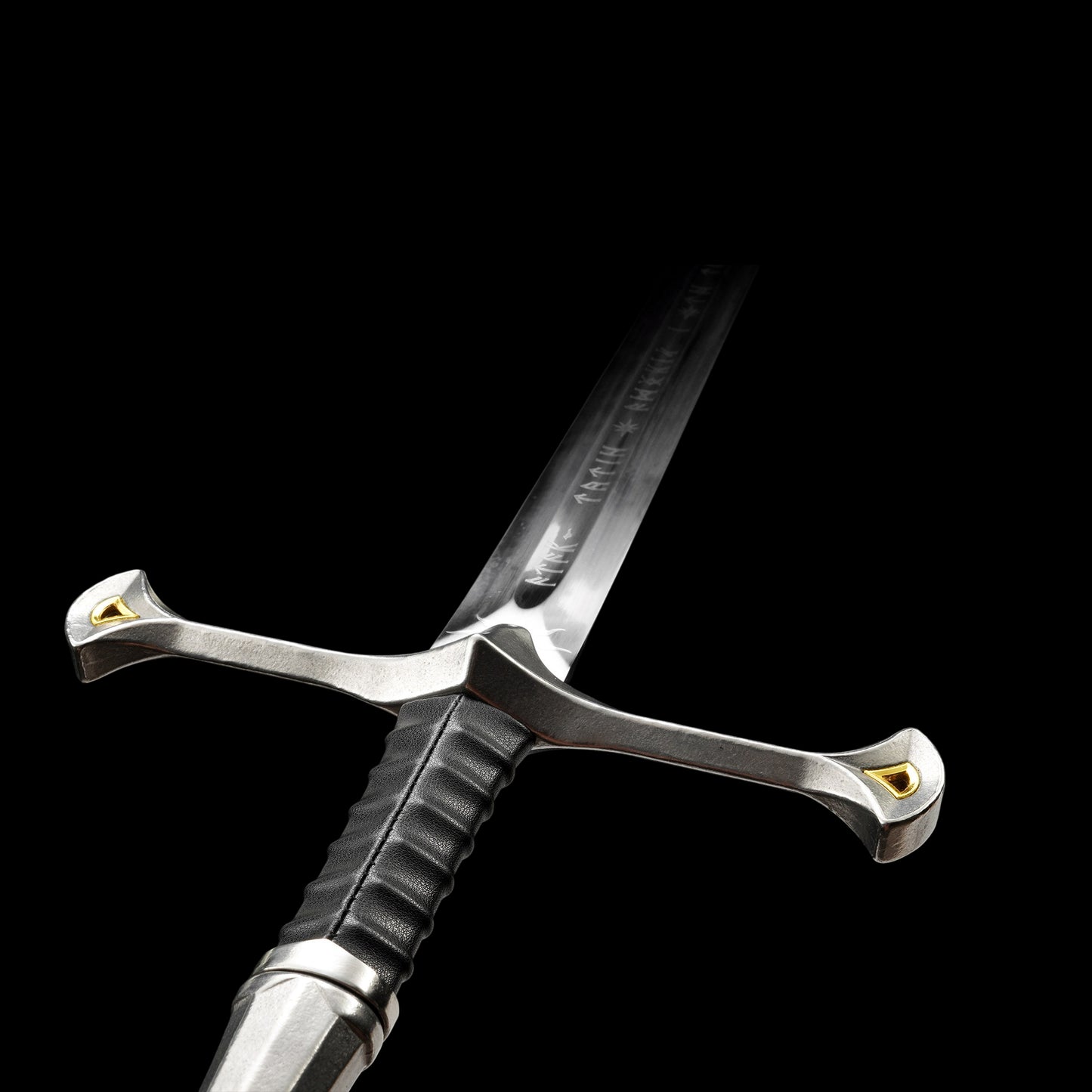 One-piece keel 60Si2Mn steel forged sharp sword replica of Aragorn's Narsil from Lord of the Rings.