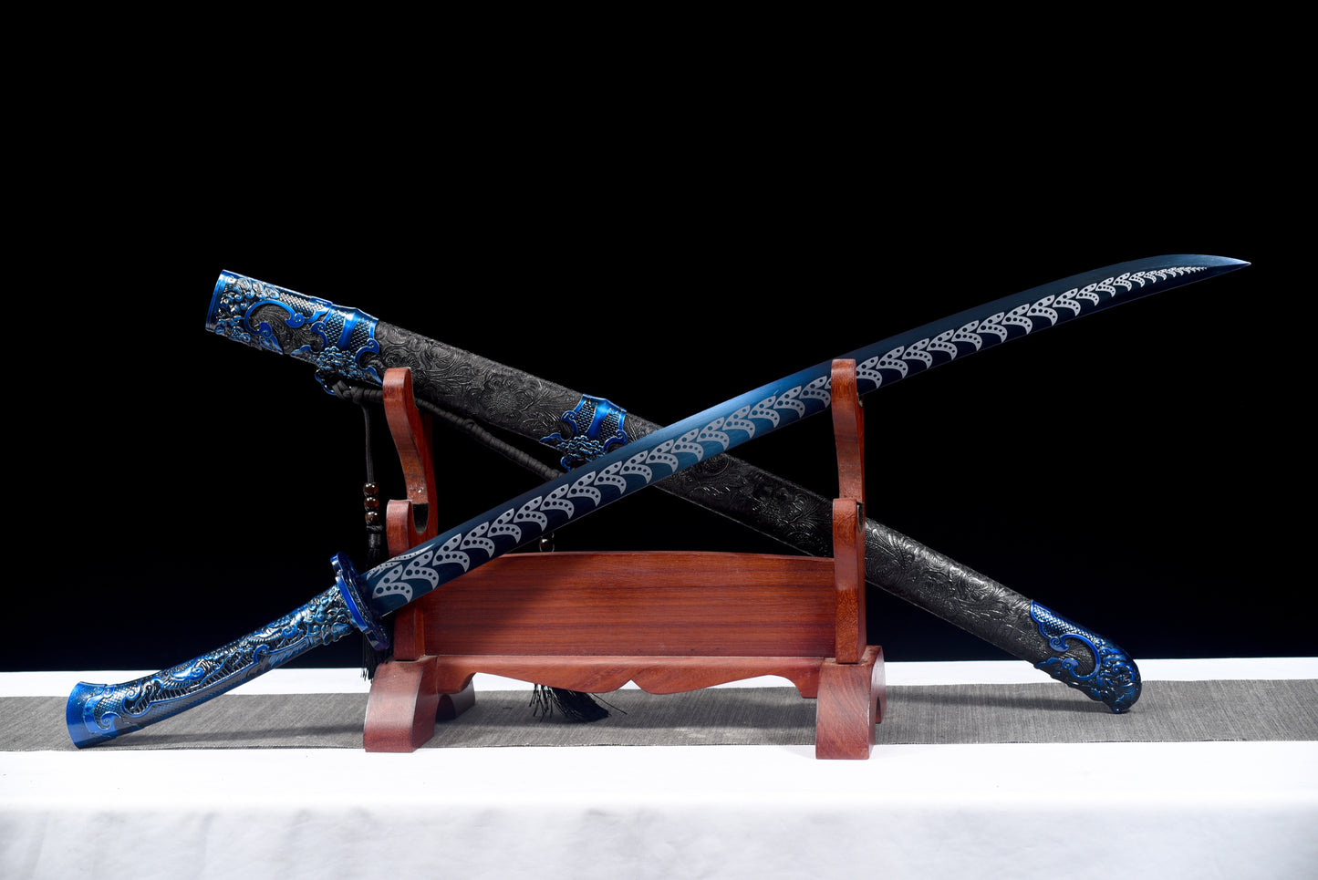 Integrated Full Tang Manganese Steel Forged Blue Surface Pattern Xiu Chun Dao, Metal Handle Solid Wood PU Scabbard Ming Jinyiwei Style Collectible Saber