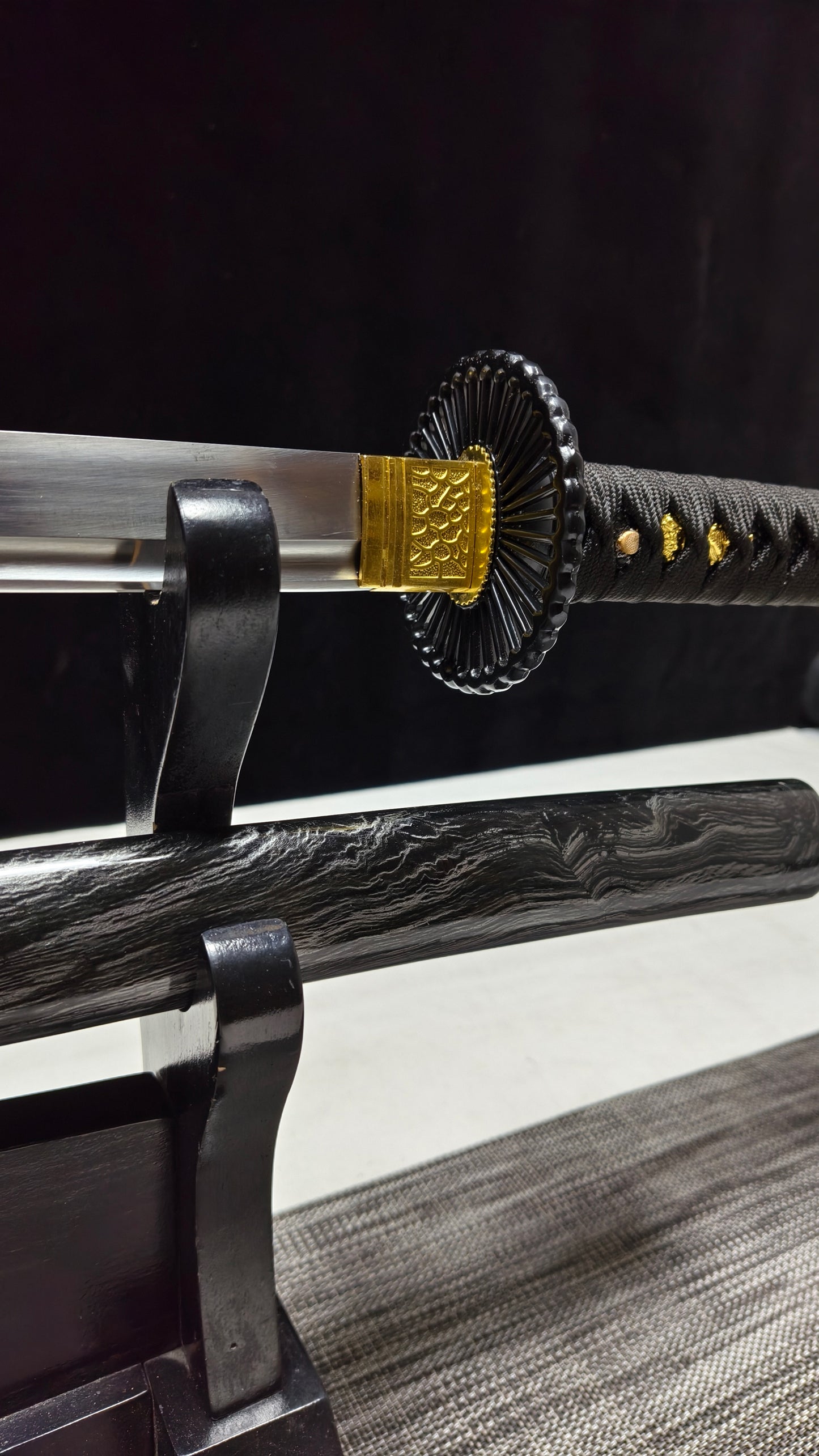 black shadow（Spring steel is forged extremely sharp）katana