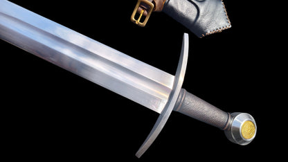 Full Tang Henry’s Short Arming Sword Replica, Sharp Blade, 60Si2CrVA Spring Steel Mirror‑Polished Blade, 304 Stainless Steel Curved Crossguard, Wood & Genuine Cowhide Scabbard, Kingdom Come Deliverance Medieval Historical Collectible Sword