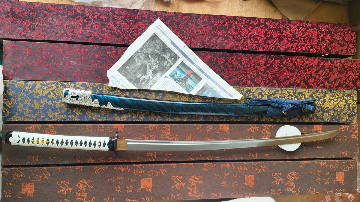 Ghost of Tsushima Long Katana, Full Tang Construction, Hand Forged T10 Steel Clay Tempered Blade, Sharp Edge, Hand Polished For Enhanced Sharpness, Alloy Fittings, Solid Wood Scabbard With Real Ray Skin Handle, Collectible Replica Samurai Sword